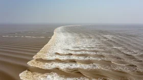 চীনের যে নদীতে জোয়ার আসে ঢেউয়ের দেয়াল হয়ে