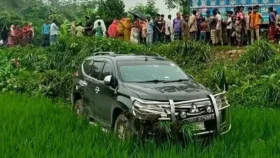 প্রতিবন্ধী নারীকে বাঁচাতে গিয়ে দুর্ঘটনার কবলে প্রতিমন্ত্রীর গাড়ি