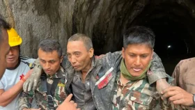 নেপালে ১০ দিন পর সুড়ঙ্গ থেকে জীবিত উদ্ধার চীনা নাগরিক