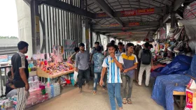কোথাও অচল, কোথাও দখলে: কাজে আসছে না ওভারব্রিজ