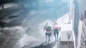মসজিদের দানবাক্স ভেঙে দুই বস্তায় ভরে টাকা নিয়ে গেলো দুই ব্যক্তি