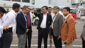 শাহজালালে আকস্মিক পরিদর্শনে বিমানমন্ত্রী, ব্যাগেজ হ্যান্ডলিংয়ে সময় কমানোর নির্দেশ
