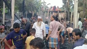 মাদকাসক্ত যুবকের দেওয়া আগুনে পুড়লো ১১ পরিবারের ঘর, অভিযুক্তকে গণপিটুনি