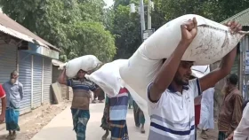 এবার রৌমারীতে ডিলারের গুদাম ভেঙে সার নিয়ে গেলেন কৃষকেরা