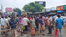 রাজশাহীতে সারের দাবিতে মহাসড়ক অবরোধ