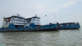স্রোতে ভেসে যাওয়া ফেরি ফিরলো দৌলতদিয়া ঘাটে