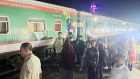সাড়ে চার ঘণ্টা ঢাকার সঙ্গে উত্তরবঙ্গের রেল যোগাযোগ বন্ধ, যাত্রীদের ভোগান্তি