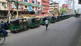 বাসায় বন্ধ চুলা, সড়কে দীর্ঘ লাইন: গ্যাস সংকটে স্থবির চট্টগ্রাম
