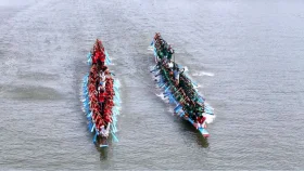 ব্রাহ্মণবাড়িয়ায় তিতাস নদীতে বর্ণাঢ্য নৌকাবাইচ, দুই তীরে লাখো দর্শনার্থীর ভিড়