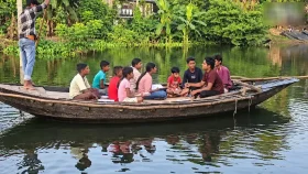 বন্যায় ডুবেছে স্কুল ও বাড়ি, সাহসী শিশুরা ক্লাস করছে নৌকায়