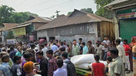 ডিলার বিএনপি নেতা, অনিয়মের অভিযোগে গুদাম থেকে সার লুট করলেন কৃষকরা