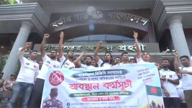 পিলখানার গেটে বিজিবির চাকরিচ্যুত সদস্যদের অবস্থান