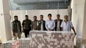 আবাসিক ভবনে সিগারেটের মজুত, সব কারবার রাতেই
