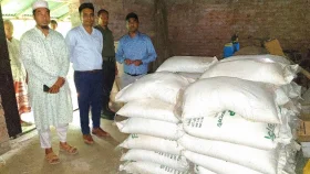 এক কৃষকের বাড়িতে মিললো ১২৯ বস্তা সার, জব্দের পর সরকারি দামে বিক্রি
