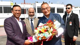 যাত্রা বিরতিতে ঢাকায় ভুটানের প্রধানমন্ত্রী, বিমানবন্দরে স্বাগত জানালেন মঈন খান