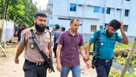 নারীসহ আটক সেই পুলিশ কর্মকর্তাকে ছেড়ে দিয়েছে