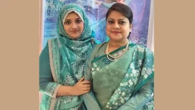 মা-মেয়ে ম্যাচিং শাড়িতে কনক চাঁপা, নজর কাড়লো ঐতিহ্যবাহী সাজ