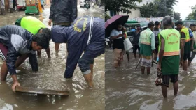 ভোরের বৃষ্টিতে তলিয়ে গেছে রাস্তা-ঘাট, জলাবদ্ধতায় দুর্ভোগ