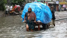 বৃষ্টির পানি সড়কে আটকে মানুষের ভোগান্তি দেখুন ছবিতে
