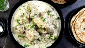 সাদা রঙেই মাত করবে তিল-কাজুর মুরগি ভুনা