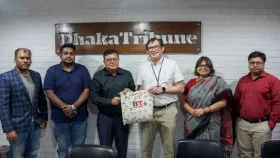 বাংলা ট্রিবিউন ও ঢাকা ট্রিবিউন কার্যালয় পরিদর্শনে সিঙ্গাপুর হাইকমিশনের সিডিএ
