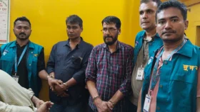 ঘুষ নেওয়ার সময় সাব-রেজিস্ট্রার ও তার সহযোগী হাতেনাতে আটক