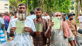 ‘তিন দিন ঘুরছি, সার পাই নাই: মারি ফেলার বুদ্ধি করছে’