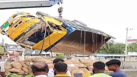 ভুলে বিপরীত লেনে উঠে যাওয়া মাইক্রোবাসের সঙ্গে ট্রাকের সংঘর্ষে নিহত ২