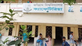 জবির ক্যাফেটেরিয়ায় খাবার তৈরিতে অস্বাস্থ্যকর পরিবেশ, ক্ষুব্ধ শিক্ষার্থীরা