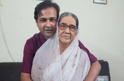 কণ্ঠশিল্পী আসিফ আকবর ও তার মা 