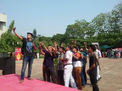 এসএসসি পরীক্ষার ফলাফলের পর সেলফি তুলছে ঢাকা রেসিডেন্সিয়াল মডেল কলেজের শিক্ষার্থীরা