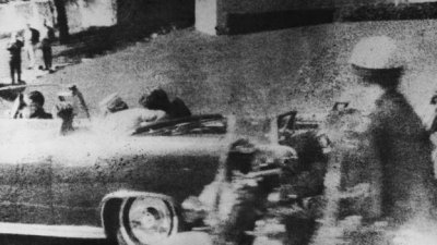 গুলি লাগার পর জন এফ কেনেডির দেহ তার স্ত্রী জ্যাকুলিন কেনেডির দিকে ঢলে পড়ে