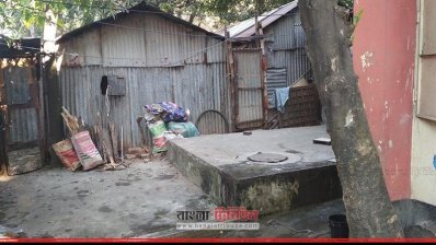পিঅ্যান্ডটি সরকারি প্রাথমিক বিদ্যালয়ের জায়গা দখল করে থাকার ঘর