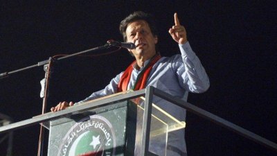 রাজনীতিক নয়, মাফিয়াদের বিরুদ্ধে লড়ছি: ইমরান খান