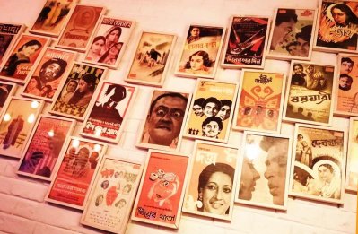 দেবের রেস্তোরাঁর দেয়ালে ঝুলছে নন্দিত সব বাংলা চলচ্চিত্রের পোস্টার-ফ্রেম