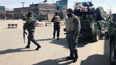 হামলাস্থলে সতর্ক প্রহরায় আফগান নিরাপত্তা বাহিনী