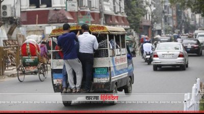 অতিরিক্ত যাত্রী নিয়ে চলাচল করে লেগুনা