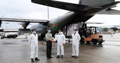 চীন থেকে চিকিৎসা সামগ্রী বুঝে নিচ্ছে বাংলাদেশ বিমান বাহিনী