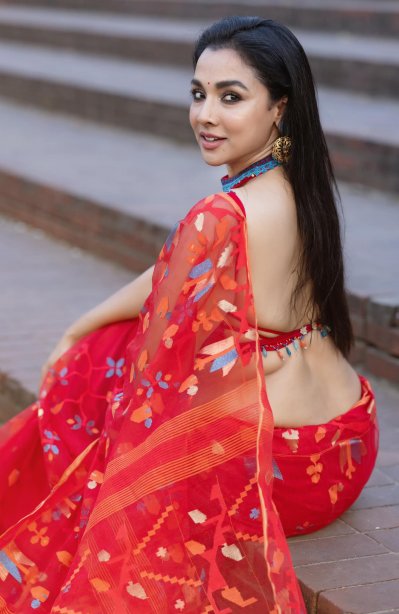 Brunette rezina qolni soradi