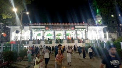 হোসেনি দালানের সামনে ভক্তদের ভিড় (ছবি: প্রতিবেদক)
