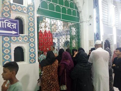 হোসেনি দালানের ‘ইমামবাড়া’য় ভক্তরা (ছবি: প্রতিবেদক)