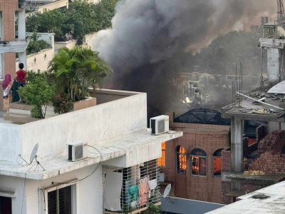 মিরপুর শেওড়াপাড়ায় আবাসিক ভবনে আগুন