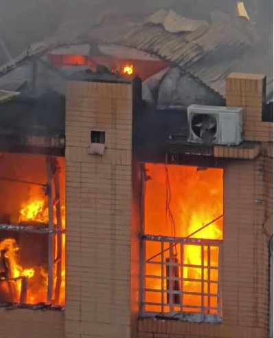 মিরপুর শেওড়াপাড়ায় আবাসিক ভবনে আগুন