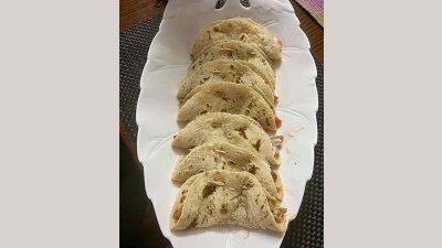 চিকেন বা বিফ দিয়ে প্রস্তুত করে রাখতে পারেন পুর। দুমিনিটে রেডি হবে মজাদার র‍্যাপ। ছবি-সংগৃহীত