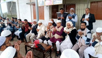 দোয়া করছেন নেতাকর্মীরা