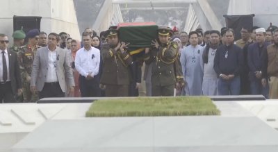 রাষ্ট্রীয় মর্যাদায় স্বামীর কবরের পাশে সমাহিত হলেন খালেদা জিয়া