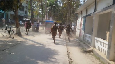 উপজেলার হলরুমে যুবদলের নেতাকর্মীরা মিছিল নিয়ে প্রবেশ করে এমন ঘটনা ঘটানোর ফলে আতঙ্কিত হয়ে পড়েন পুলিশসহ উপস্থিত সবাই