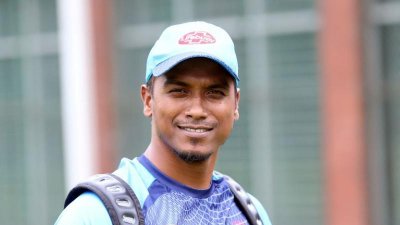জিম্বাবুয়ে সফর থেকে ট্রফি নিয়ে ফেরার আশা রুবেলের।