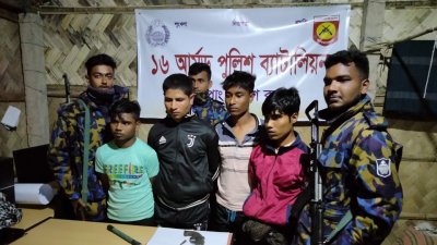 অস্ত্রসহ চার রোহিঙ্গা গ্রেফতার