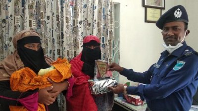 কন্যাসন্তান জন্ম হলেই পুলিশ কর্মকর্তার উপহার